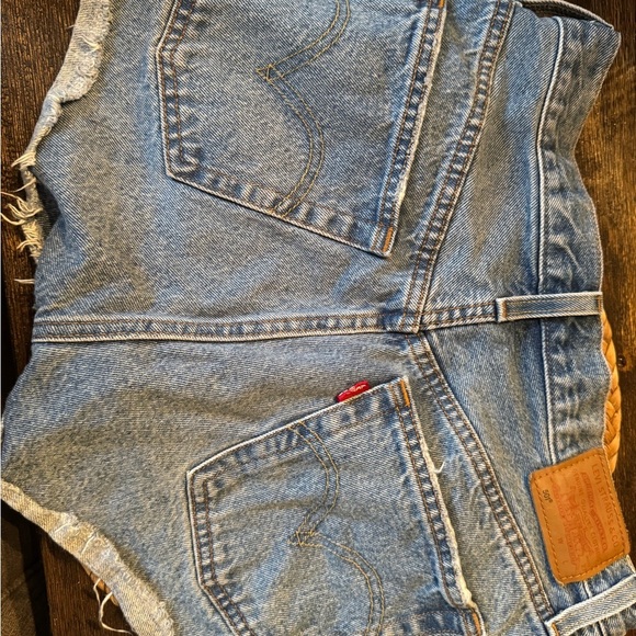 Levi’s high rise distressed Jean short size 28 like new condition - Picture 5 of 8